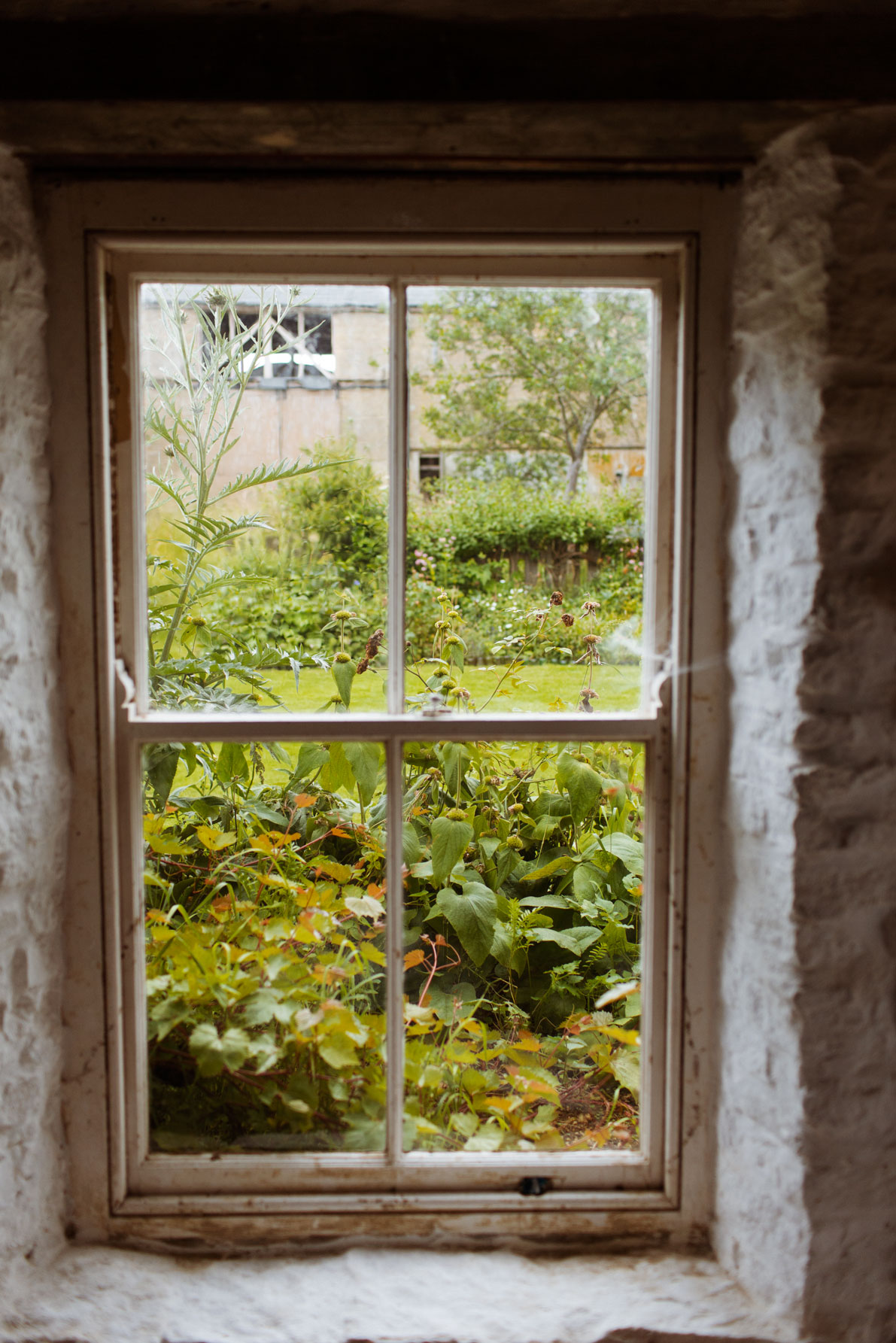 Пластиковые окна в старых домах. Старое окно. Окно в деревенском доме. Деревянное окно изнутри. Деревянные окна изнутри старые.