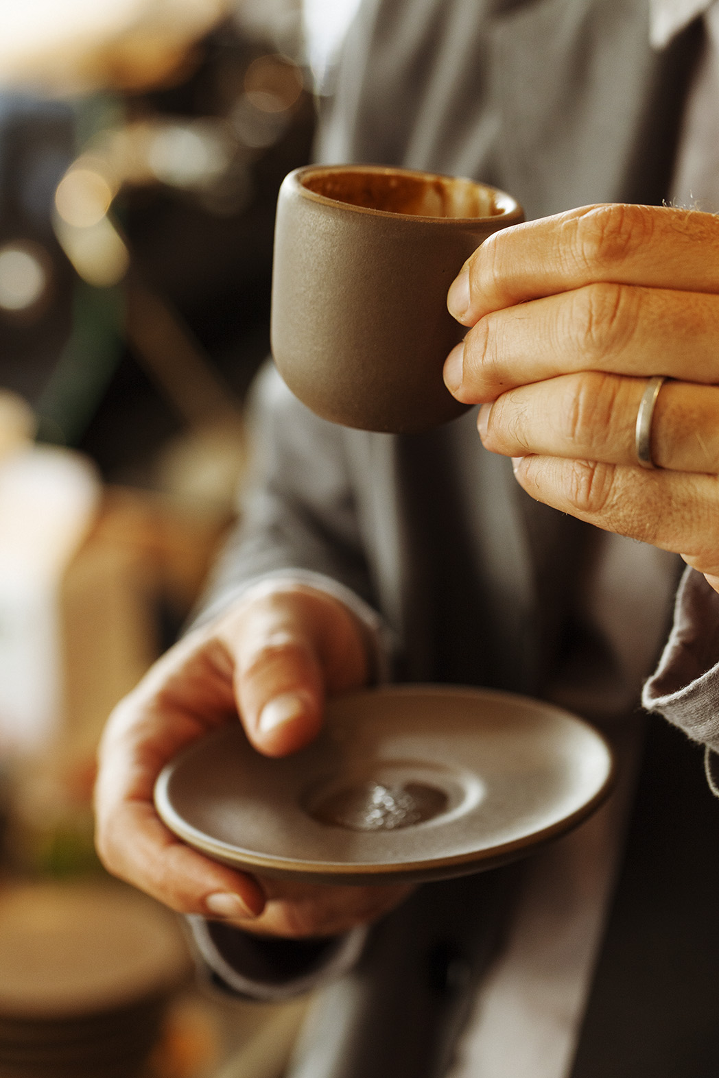 Отзывы люди кофе. Пить кофе. Человек пьет кофе. Кофе в кафе. Пьющий кофе.